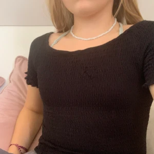 En svart  tröja  - En svart tröja som är tajt och fin 