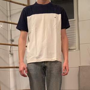 Snygg Tommy Hilfiger t-shirt i storlek M, lite vintage look ;) 