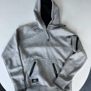Alpha Industries Hoodie - Grå Hoodie med tydligt tryck på ryggen
