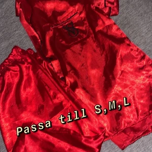 M - Helt ny har aldrig använt köpte den för 450 och vill sälja för 250 för att jag vill bli av med många kläder