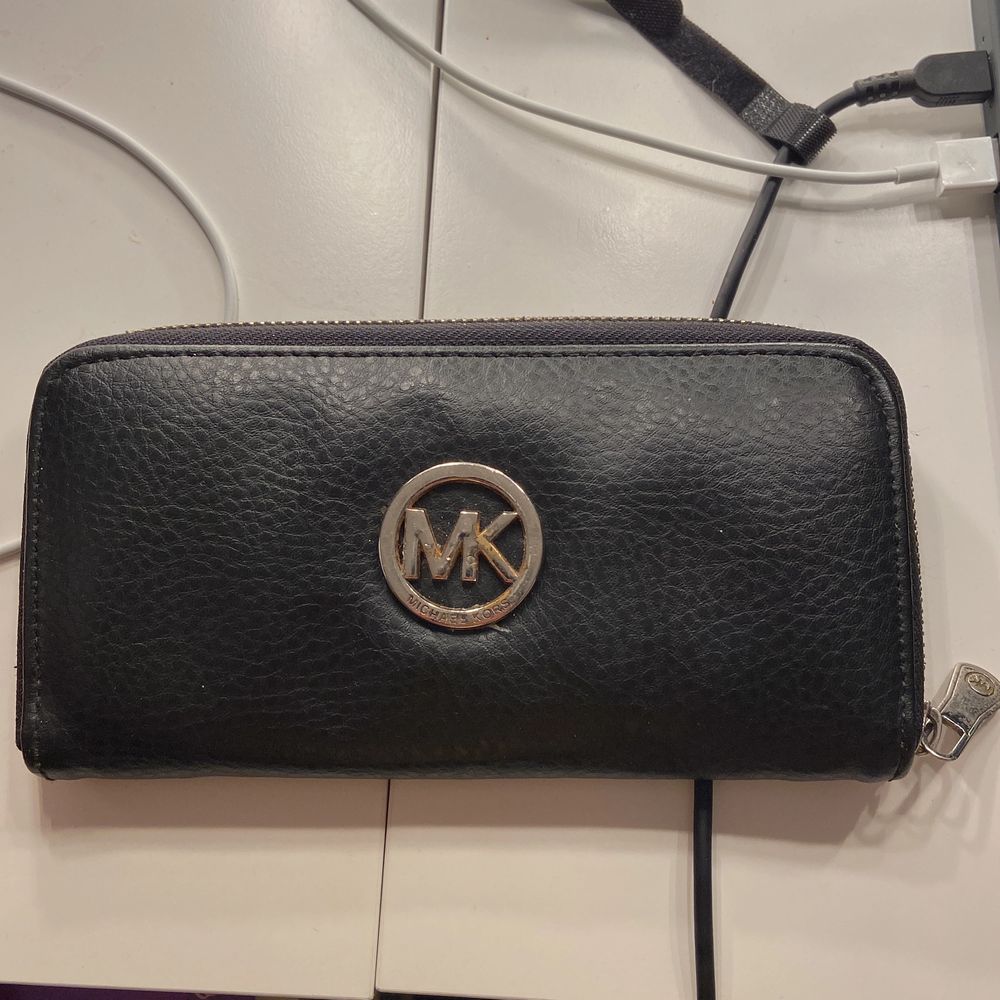 en fake Michael kors plånbok, köpte den i en secondhandbutik för 100kr. Accessoarer.
