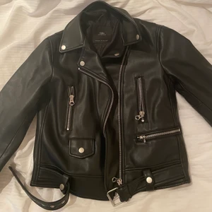 Skinnjacka från Zara - ”Skinnjacka” från Zara. Jättefin och sparsam använd. Säljer då jag köpt ny. 