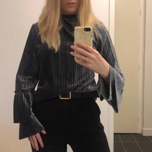 Top från Nelly  - Superfin blå/glansig top från Nelly 😍 Storlek S, true to size! Använd endast ett fåtal gånger. 