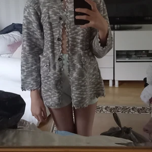 Vet ej - Jätte fin grå vit kofta med blommor som knappar som också är väldigt skön. 