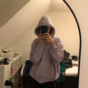 Weekday hoodie - Snygg lila weekday hoodie, superskön