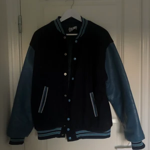 blå basketjacka  - oversized basketjacka med skinnärmar