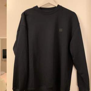 En svart acne sweatshirt i storlek Xxs(unisex). Väldigt sparsamt använd och i fantastiskt skick. Köparen står för fraktkostnaden eller så hämtas den i Kalmar. Köpt för 1999 kr och säljs för 750 kr. 