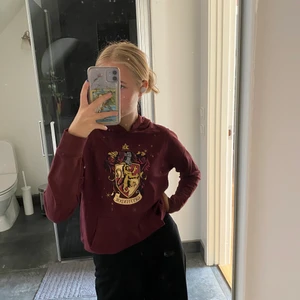 Harry Potter hoodie - Mycket tunn ”hoodie” med Harry Potter motiv. Skönt och svalt material. Säljer eftersom den inte kommer till användning💕 Står inuti storlek 146 men skulle säga att den passar xxs/xs utan att sitta åt för tight💕 Frakt tillkommer