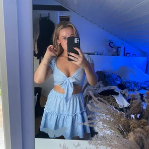 Blommig sett - Supergulliga sett. Blått med vita blommor. Knytning vid bysten. Lite liten för mig. Går att köpa plaggen separat vid efterfrågan! 