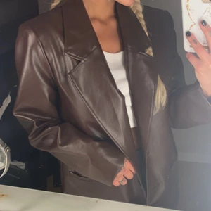 Brun skinnkavaj  - Fin overzide skinn kavaj! Storlek 34