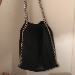 Scorett väska  - Populär väska som liknar stella McCartney väskan! Den har några små defekter men det är inget man tänker på ❤️