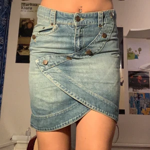 Jeanskjol - Vintage jeanskjol med ascoola detaljer både fram och bak! Säljer då den inte kommer till så stor användning och hoppas den kan hitta någon som uppskattar den mer😞😘