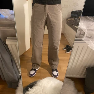 Baggy vintage byxor - Passar 32 i midjan och 32/34 i längd, lägger sig bra över skon