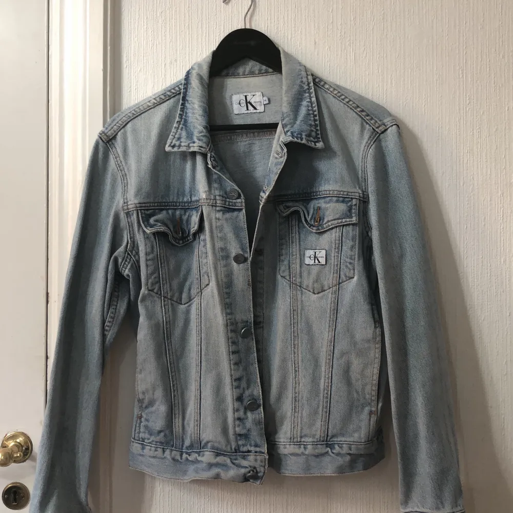 En vintage jeans jacka från Calvin Klein, köpt secondhand för 600 kr. Skriv i kommentarerna om det finns intresse🤍. Jackor.