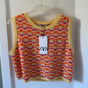 Oanvänd väst från zara🌟 - Säljer denna coola slutsålda västen från zara som jag aldrig har använt och lapparna kvar! Storlek M, men passar S oxå🥰 