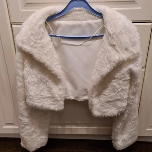 Brudjacka  - Brudjacka använd vid ett tillfälle i max 1 timme. Nypris 600 säljes för 300 kr. Vid snabb och seriös affär kan priset diskuteras. Eventuella fraktkostnader kan tillkomma.