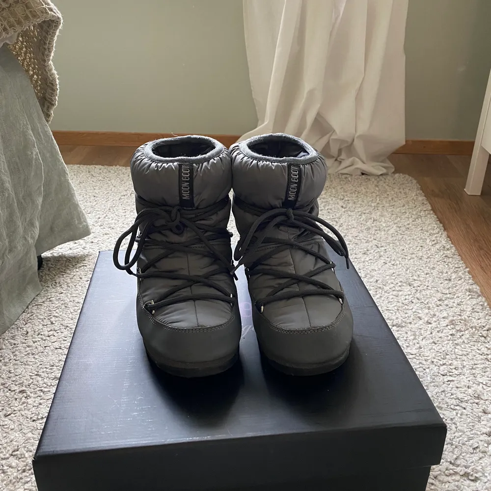 Gråa moonboots strl 39. Skor.