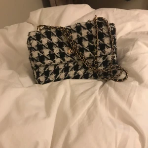 Gina tricot väska.  - Ur gullig Gina tricot väska som tyvärr är slutsålt och inte kommer till användning längre. ☺️ Den är köpt för 499. Priset kan diskuteras och fler bilder kan skickas. ❤️❤️