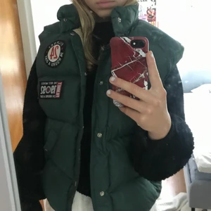Grön vintage väst - Lägger ut igen pga. strul med den förra annonsen🌟               Grön vintage väst!✨Köpt här på plick men för stor😪 Jättetjockt och bra material, inga repor och med knappar💕 Buda i kommentarerna! BUDA BUDA BUDA❗️