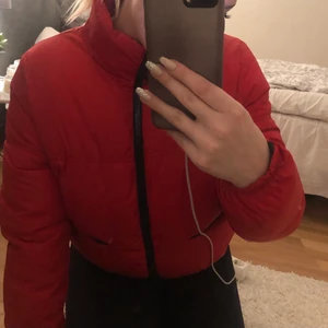 H&M JACKA - en röd puffig jacka från h&m i storlek s ❤️