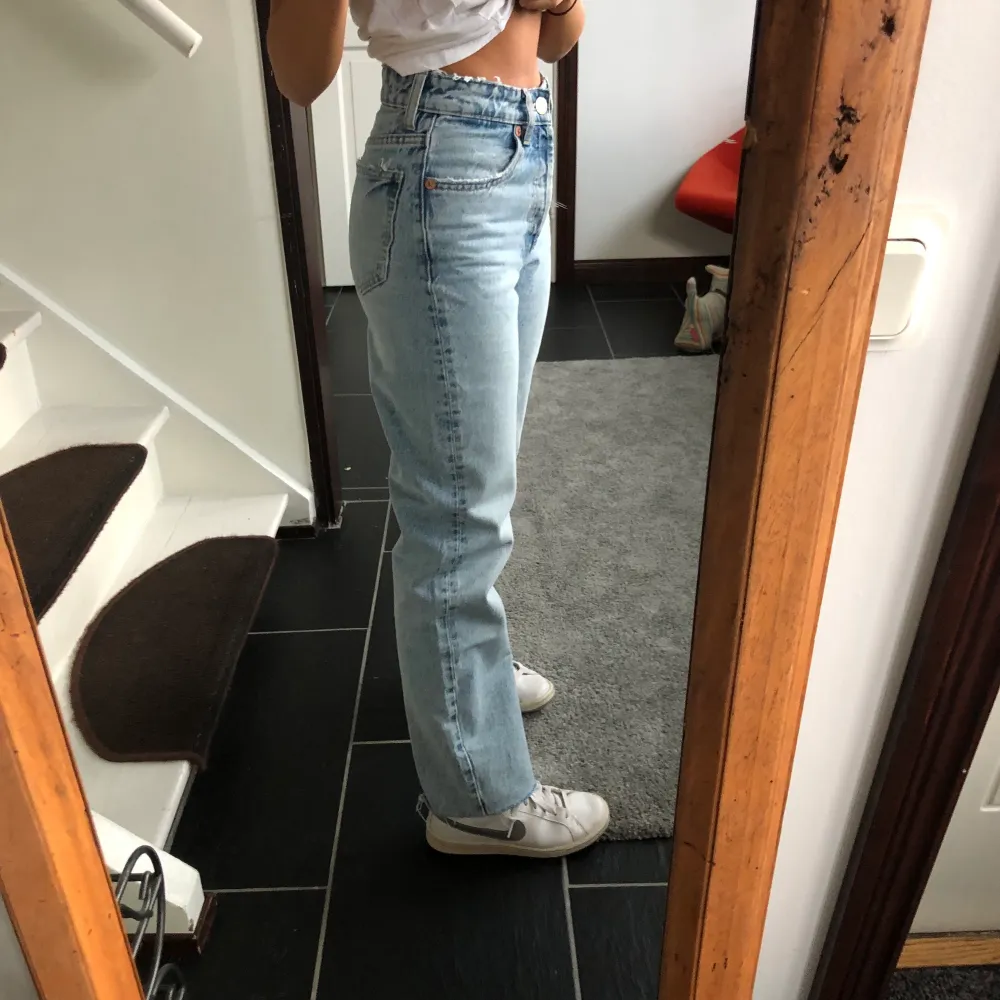 ljusblå high rise straight jeans från zara. endast använda ett fåtal gånger och finns kvar på zaras hemsida för 359kr. stl 34. pris 249kr, frakt tillkommer. Jeans & Byxor.