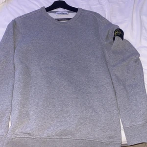 Stone island sweatshirt ÄKTA - !!ÄKTA!!Säljer min feta stone island tröja som är sparsamt använd. Skick 8/10. Kvitto finns tyvärr inte mer qr kod finns som äkthetsbevis. Köparen står för frakt