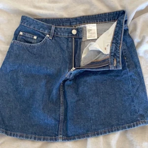 Kjol - Här en en mörk blå kjole, har alldrig använt den. Kan inte få på mig den så kan inte riktigt vissa hur den sitter på. -Man får betala för frakten själv 