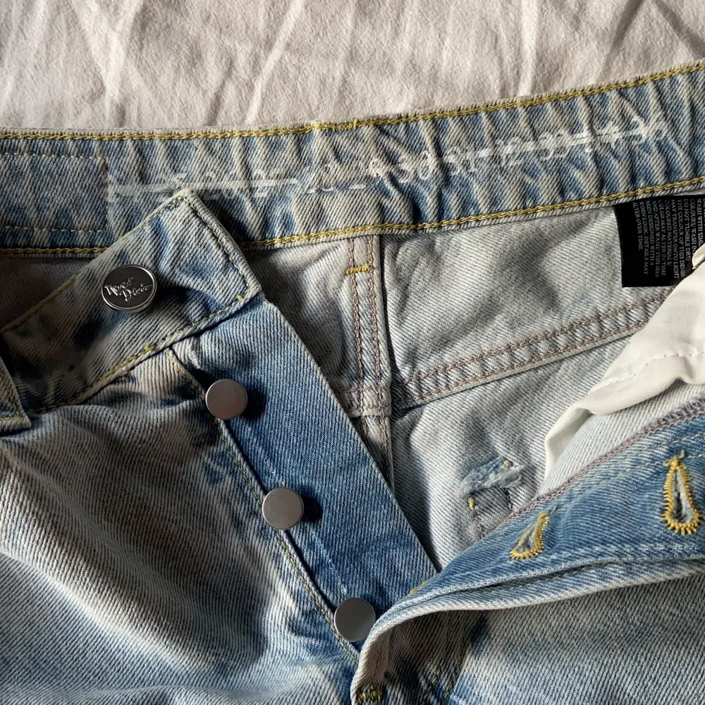 Hej! Säljer mina jeans från bikbok då de är lite för stora för mig. Köpte de för 600kr och är nästan helt oanvända. Så jag säljer de för 250 + frakt. Jeans & Byxor.