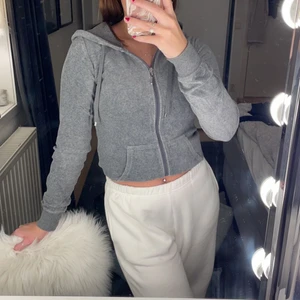 Zip hoodie - En mysig grå zip hoodie från Cubus💫