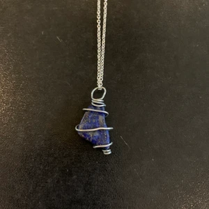 Halsband - Kristallhalsband med hängsmycke av Lapis Lazuli, 26cm kedja