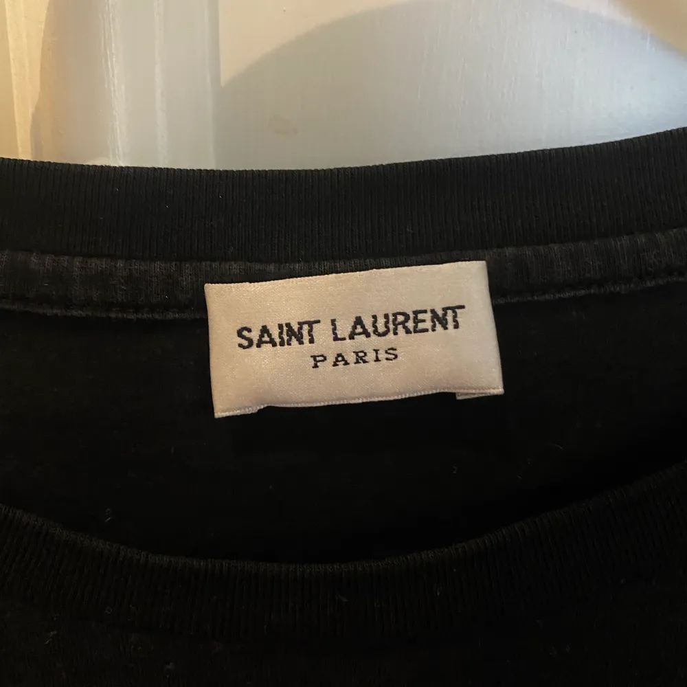 Svart t-shirt från Saint Laurent. Storlek M men passar även S och XS. Väldigt bra skick! . T-shirts.