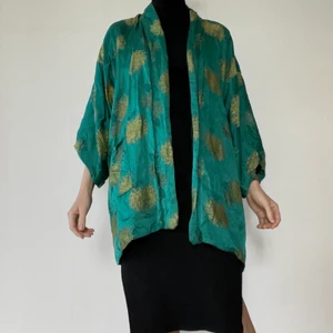 Kimono - Storlek M gissar jag på (jag är XS/S). Vändbar. Lagad i nacken på svarta sidan.