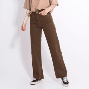 Bruna jeans stl XS - Säljer dessa supersnygga byxor som jag köpte här på Plick, aldrig använda så i mycket bra skick.