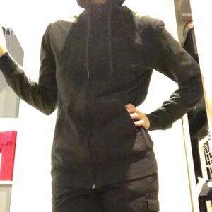Svart enkel hoodie - En väldigt enkel, svart hoodie med schysst passform. Inte använd särskilt mycket, så den känns fortfarande som ny. Katt finns i hemmet!