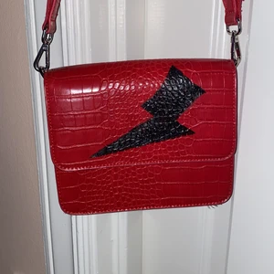 Röd axelväska  - Cool axelväska med blixt ❤️ köparen står för frakten. Allt är diskuterbart🌟