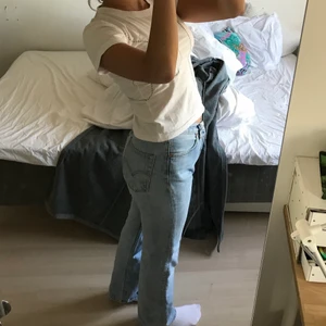 Levi’s jeans - Säljer mina absoluta favoritjeans som tyvärr blivit för små…! De format benen superfint och är i fint skick. har några fläckar… Skulle uppskatta de till W 28 och L 32! Är 172cm 🌷 frakt tillkommer!