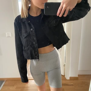 Croppad Jeansjacka - Denna jeansjackan är köpt på Mango och är i storlek L, själva jackan är klippt själv men sitter så fint på (märks inte att den är klippt själv)!! Lite oversized men passar fint på mig som egentligen bär XS!
