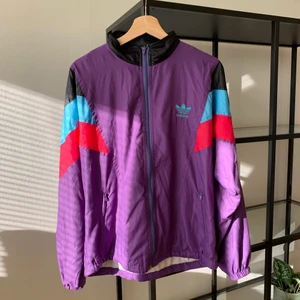 Vintage Adidas jacket  - Jätte fin 80-tals jacka från Adidas i nästan perfekt skick. Storleken passar S-L beroende på hur du vill att den sitter. Jag själv är en size M men gillar L då jag vill att mina kläder sitter lösare, därför tycker jag denna känns lite tight på mig.