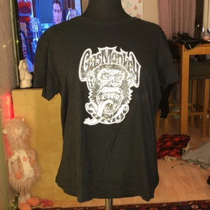 Gasmonkey tshirt  - Tshirt knappt använd men märket har blivit rätt så slitet, därav priset. Det är en tshirt från märket gasmonkey. Står storlek L i den men passar en M perfekt. ☺️