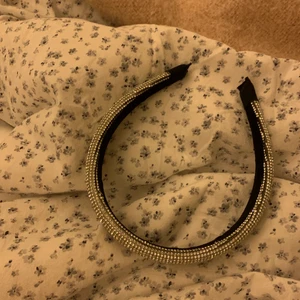 Glittrigt hårband✨⭐️ - Ett jättefint glittrigt hårband som nästan aldrig har komit till användning därav säljer jag det⭐️⚡️
