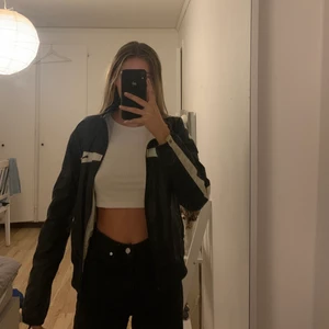 Jacka  - Tunn retro & vintage jacka/kofta i storlek M💜