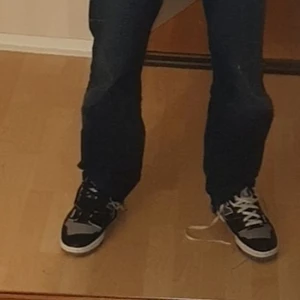 New balance 550 shadow - Säljer mina new balance 550 shadow storlek 44 cond 9/10 säljs nu för 3 000 jag säljer dem för 1.700 och såklart så skickar jag iväg dom med orginall snörena. Har på bilden olika färger men de har jag gjort själv