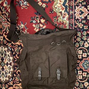 messenger bag - trendig axelremsväska köpt second hand.  perfekt som skolväska och liknande. frakt 66kr spårbart paket<3