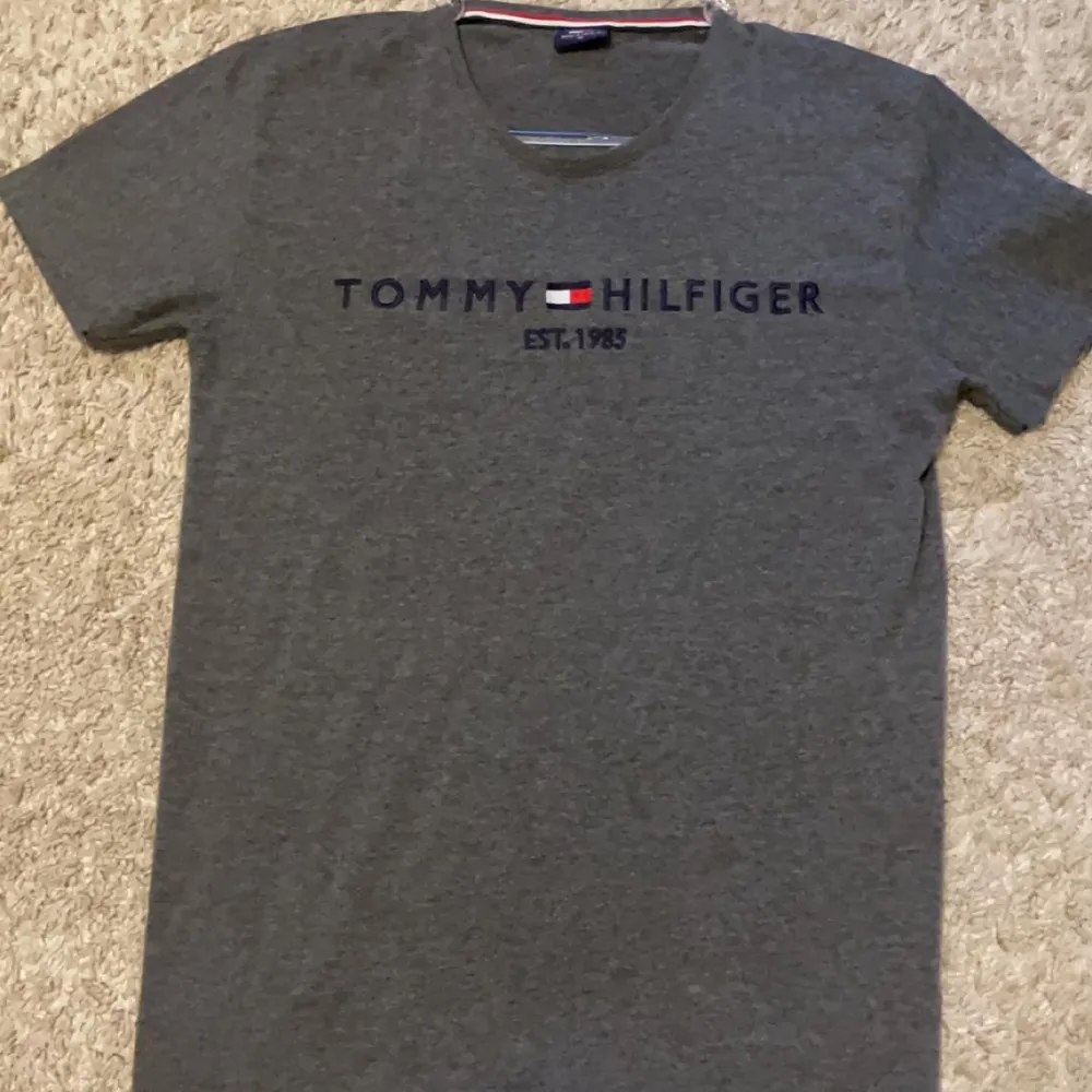 Aldrig använt tommy hilfiger tshirt, 1:1 replica, inte äkta men ganska identiskt, passar bara inte längre.. T-shirts.