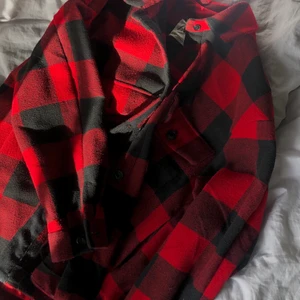 Zara jacka - Rutig jacka från zara som inte kommer till användning längre, passar mig som är en S! ❤️‍🔥❤️‍🔥