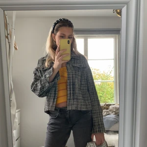 Vårjacka - Säljer min fina vårjacka\höstjacka i storlek S från MQ som är i fint skick💕(Passar bra med en tjocktröja eller hoodie under) Nypris 699kr, säljer för 250kr