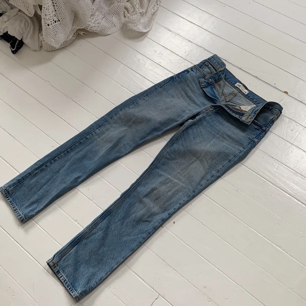 Zara straight jeans i Tvättad blå färg, jättebra skick har bara använt 1 gång 💕 tyvärr lite för små för mig men skitnsygga annars . Jeans & Byxor.