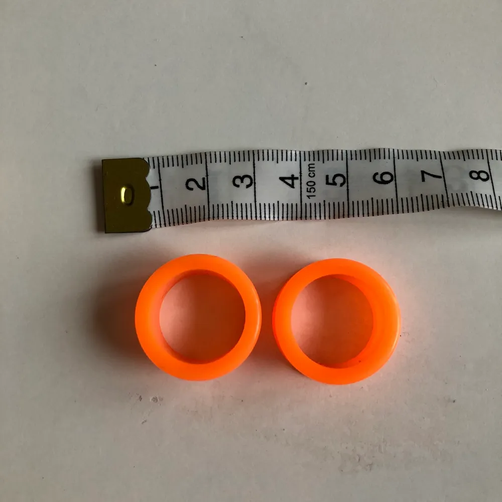 Orangea silikon töjningar, med hårdare och stadigare silikon, rekommenderas inte att använda på icke läkta töjningar! . Accessoarer.