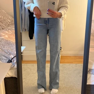ZARA JEANS!! - Säljer mina fina zara jeans! Dom är i bra skick men kommer inte till användning! Dom är i storlek 34 men passar en 34/36. Buda ifrån 300 + frakt! 🥰