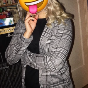 Rutig kavaj ( kofta) - En kavaj liknande modell men är mer som en kofta! Sparsamt använd! Skitsnygg